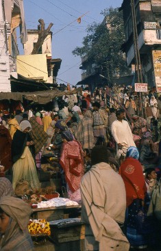 Foule dans les rues de Varanasi, Inde