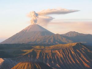 Volcan actif en Indonésie